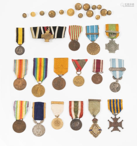 Lot: 17 Medaillen und Verdienstabzeichen, internatio…