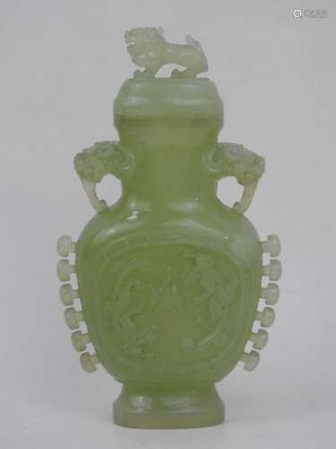 CHINE : Petit vase couvert en jade à décor de kili…