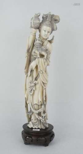 JAPON: Statuette de Guanyin tenant un chien de Fô …