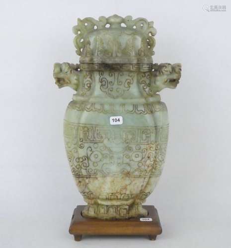 CHINE : Vase couvert en Jadéïte sculptée et gravée…