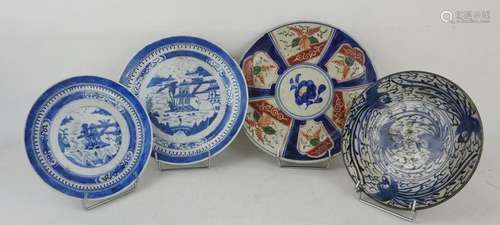 CHINE : Quatre assiettes en porcelaine dont deux à…