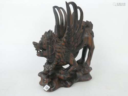 CHINE. Dragon en bois sculpté et gravé. H :20,5 cm