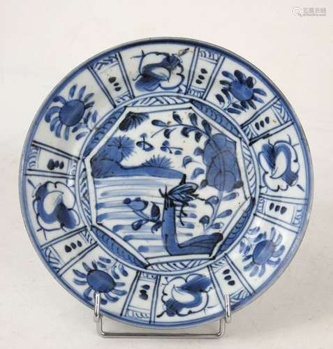 CHINE : Assiette en porcelaine à décor blanc bleu,…