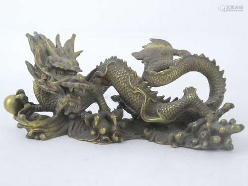 CHINE. Dragon poursuivant la perle sacrée en bronz…