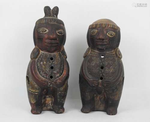 PEROU : Deux statuettes en terre polychrome, 