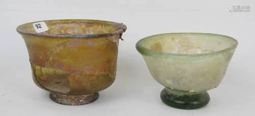 Lot comprenant un bol romain en verre de couleur b…