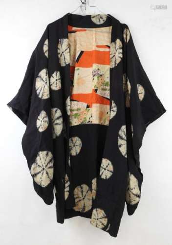 JAPON : Kimono en soie brodée à motifs de fleurs s…