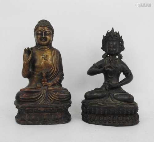 TIBET: Deux divinités en bronze dont bouddha assis…