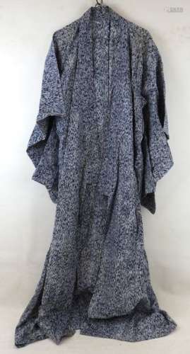JAPON : Kimono soyeux brodé bleu et blanc. XX ème.…