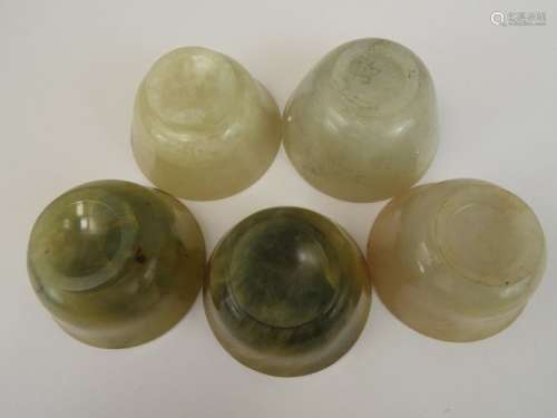 CHINE: Cinq tasses en jade nuancé. H: 3 Diam: 5 cm…