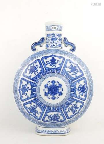 CHINE XX ème. Vase gourde en porcelaine à décor bl…