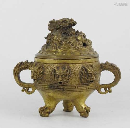 CHINE : Brule parfum en bronze doré à décor de têt…