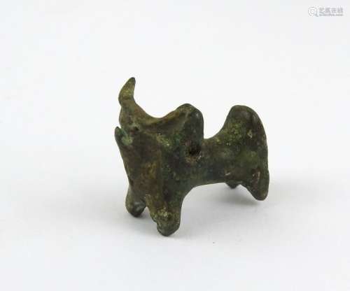 Rare petit taureau à bosse en bronze ; Longueur :2…