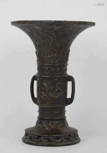 CHINE : Vase gû en bronze à décor de dragons. Haut…