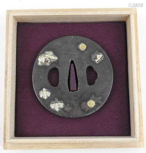 JAPON : Tsuba en fer à décor de chien de fô. 7 x 6…