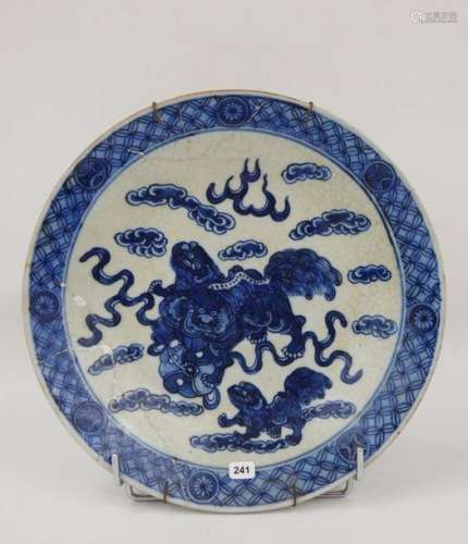CHINE : Assiette en porcelaine à décor blanc bleu …
