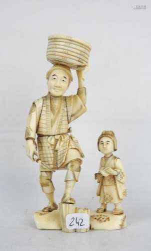 JAPON : Groupe en ivoire sculpté représentant deux…