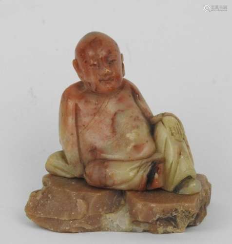 CHINE : Bouddha assis en stéatite sculptée. Haut :…