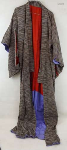 JAPON : Kimono en soie brodée à motifs rayés. Doub…