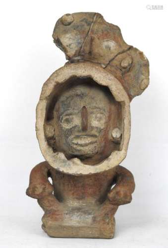 Statuette de chaman en céramique brune vêtu d'un d…
