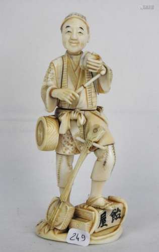 JAPON : OKIMONO en ivoire sculpté représentant un …