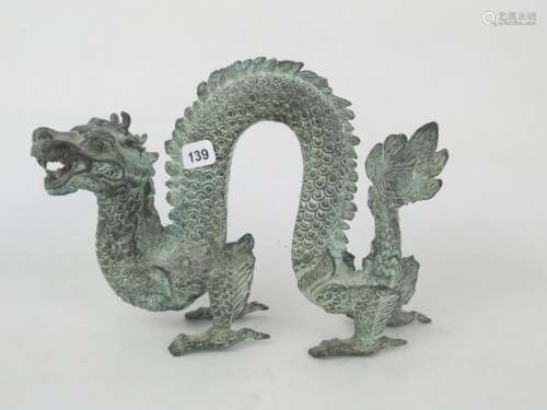 CHINE. Dragon en bronze à patine antique, le décor…