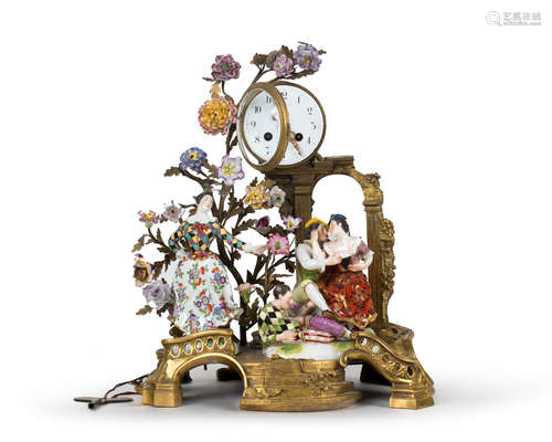 A DRESDEN PORCELAIN-MOUNTED ORMOLU CLOCK, EARLY 20TH CENTURY