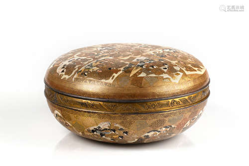 A JAPANESE COVERED EARTHENWARE BOWL, SATSUMA, 1912-1926