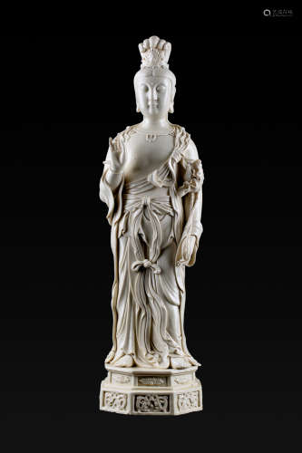 A LARGE CHINESE PORCELAIN FIGURE OF A GUANYIN, QING DYNASTY, LATE 19TH-EARLY 20TH C