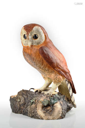 AN ENGLISH PORCELAIN MODEL OF AN OWL, ROYAL CROWN DERBY, DERBY, 1958