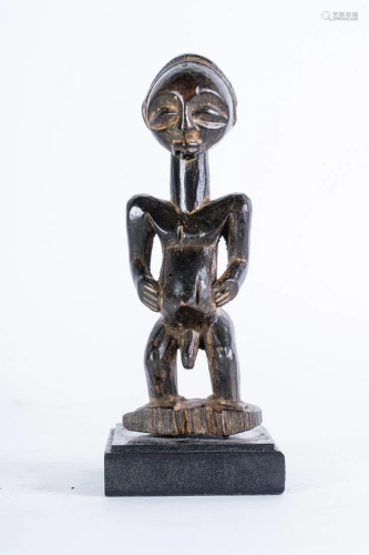Arte africana A male figure, Luba D.R.Congo in dark