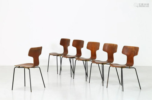 ARNE JACOBSEN Six chairs (6).