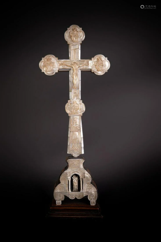 Arte Islamica A wooden and mother-of-pearl table cross