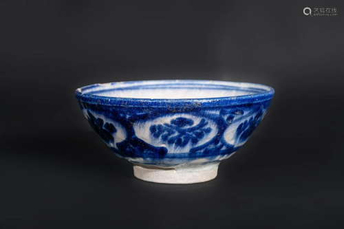 Arte Islamica A blue and white pottery bowl underglaze