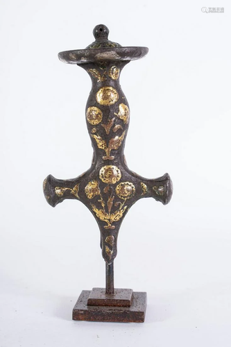 Arte Islamica An iron talwar handle highlighted with