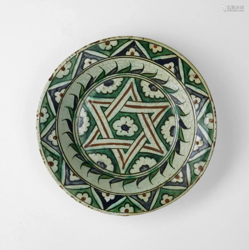 Arte Islamica A rare Iznik dish painted with a cen…