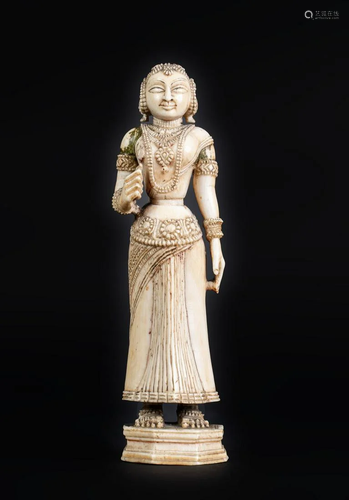 Arte Indiana A ivory finely carved figure of a