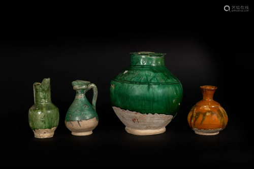 Arte Islamica A group of four pottery itemsIran,