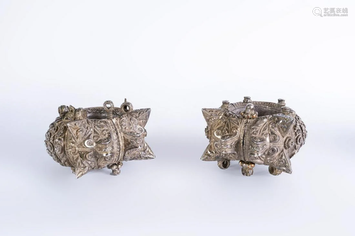 Arte Indiana A pair of silver anklets depicting