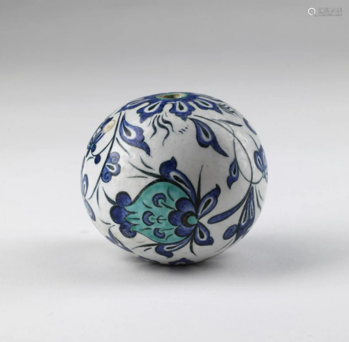 Arte Islamica An Iznik or later egg shaped pottery