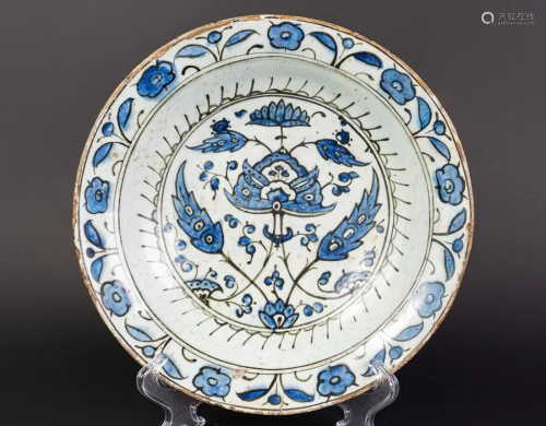 Arte Islamica An Iznik pottery dish with blue, white