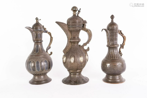Arte Islamica Three metal coffee jugs engraved …