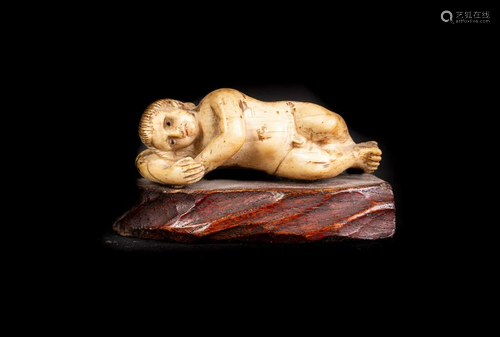 Arte Indiana An ivory carved figure of baby Jesus