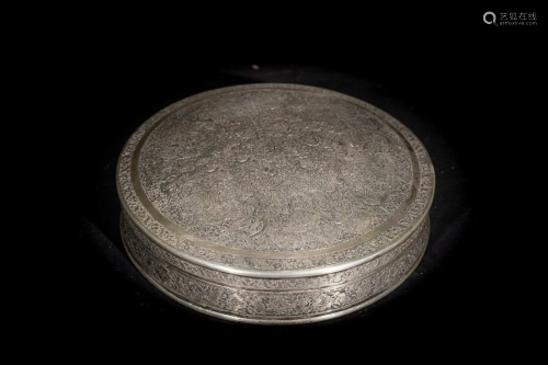 Arte Islamica A round lidded silver box decorated …