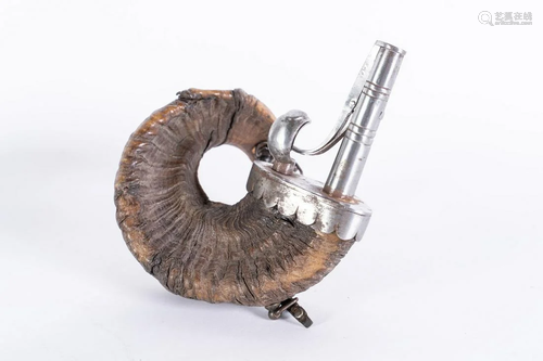 Arte Islamica A twisted mouflon horn powder flask