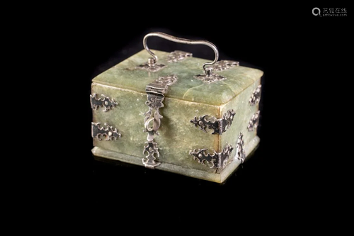 Arte Indiana A Mughal spinach jade boxIndia, 18th