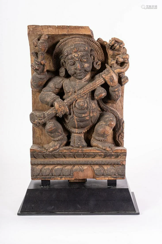 Arte Indiana A wooden figure of a Goddess with a