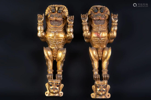 Arte Indiana A pair of wooden lacquered lions Sout…