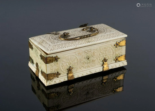 Arte Islamica A Mughal ivory box carved with flowers