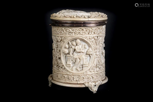 Arte Indiana An ivory pyxes finely carved with